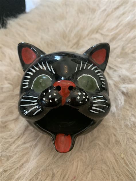 This could be repainted and would look adorable hanging on your kitchen wall. . Shafford black cat